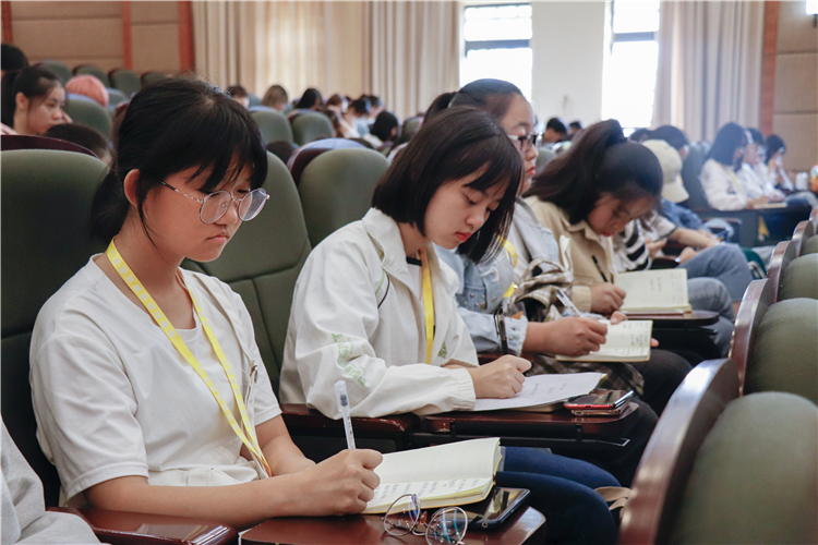 20191109开云手机入口学生记者论坛 同学们积极记笔记 黄津摄.JPG (2).JPG