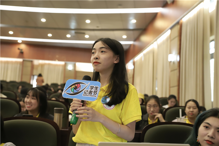 20191109开云手机入口学生记者论坛 同学向老师提问 林子滢摄.JPG