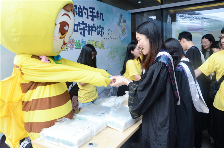 小黄桑正在为毕业生们分发学院特制的手机壳.jpg