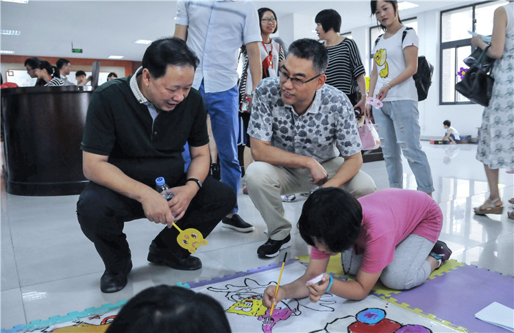 20160604“爱在协和”儿童游园活动 朱高航【院党委常务副书记常务副院长黄跃鹏(左一)、院党委副书记林鲁文(左二)与孩子们一起玩耍】.JPG