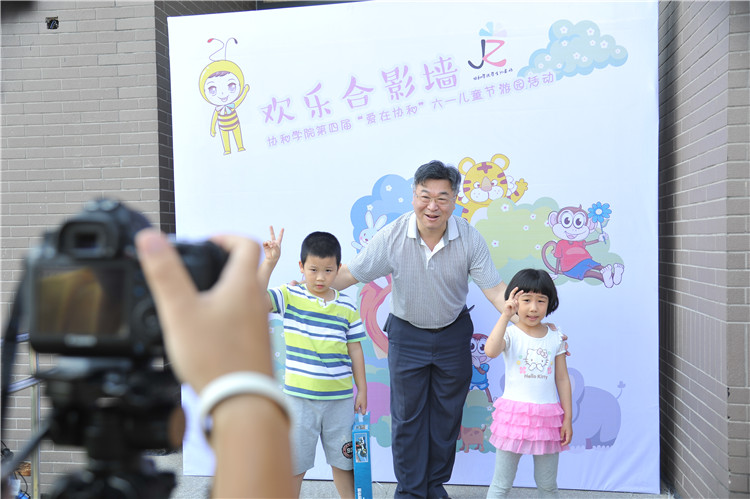20160604“爱在协和”儿童游园活动 朱高航【张杰副院长与孩子们合影】.JPG