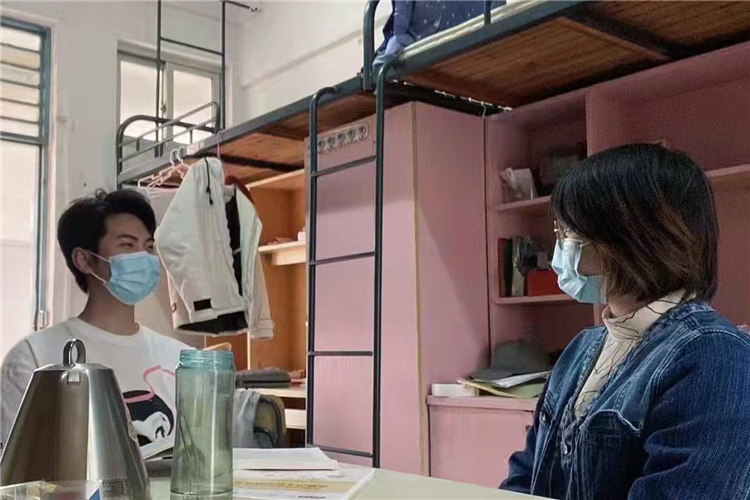 10、辅导员深入宿舍照片3.jpg