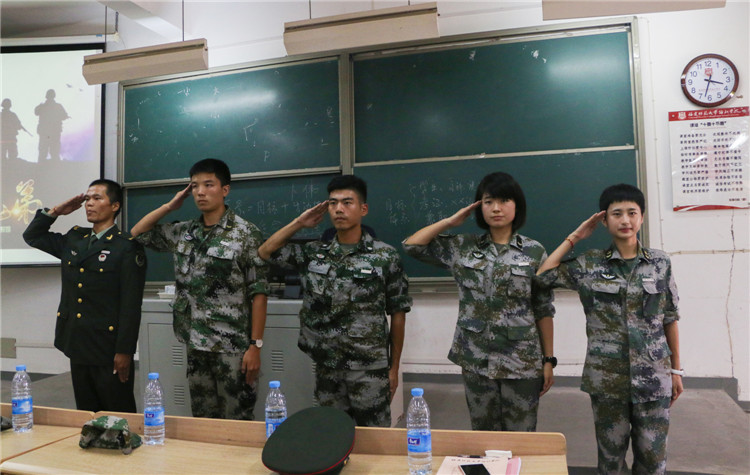 20170927 八一学社成员退场致敬 潘树琛.JPG