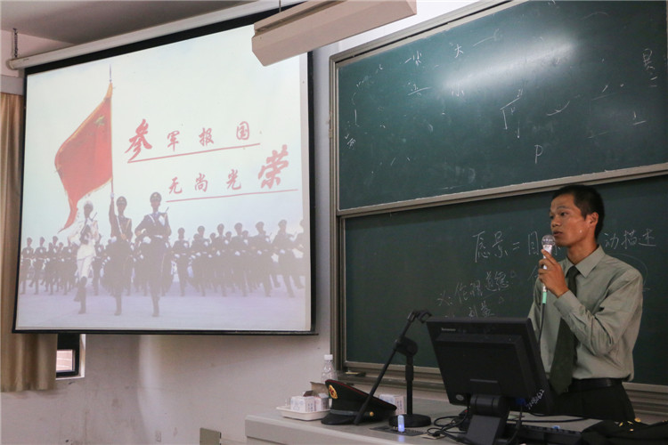 20170927 八一学社社员庄旭圳为同学介绍参军是一种荣誉 潘树琛.JPG
