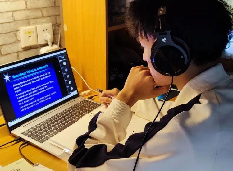 03国际教育学院 周乐乐.jpg