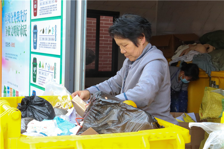 20220301分拣人员正在分拣垃圾 黄佳婷摄 (1).jpg