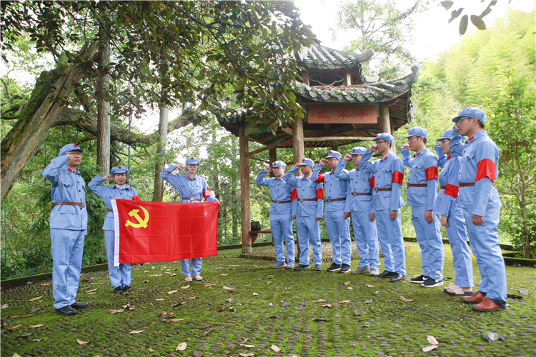 老师带领孩子们参观红军亭 朱高航 (3).jpg