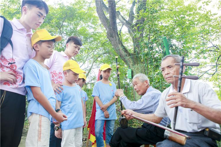 福师大协和志愿者和留守孩子一起学习小腔戏 朱高航摄 (1).jpg