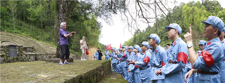 福建沙县荷山村90岁革命老兵陈能清为大家讲述红军故事 朱高航 (3).jpg