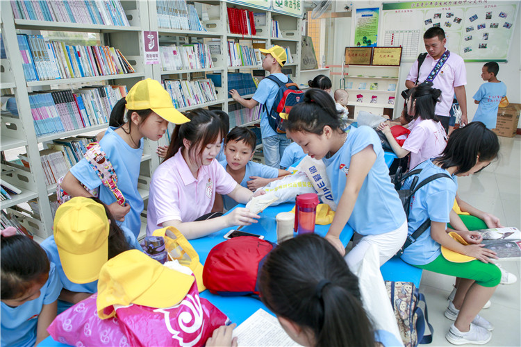 夏令营的孩子们来到沙县青少年校外活动中心阅览室浏览学习 朱高航摄 (1).jpg