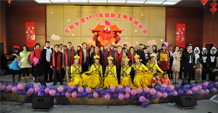 16、院领导与全体演职人员合影(杨竞雯).JPG