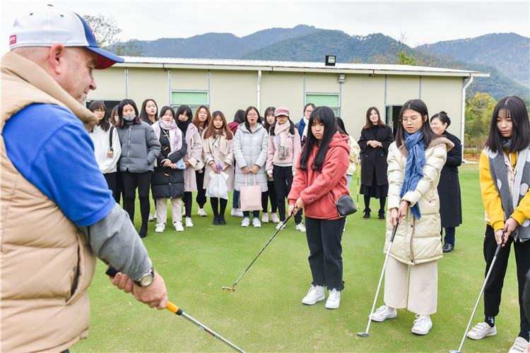 20181230学院师生体验高尔夫球教学 林小毳摄.jpg