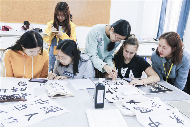 20181030 同学们学习毛笔字 林小毳摄 (4).jpg