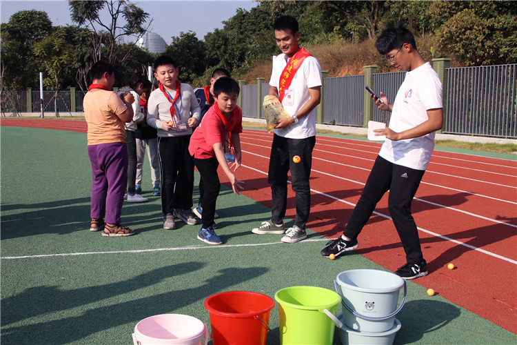 志愿者与学生们一起做游戏.jpg