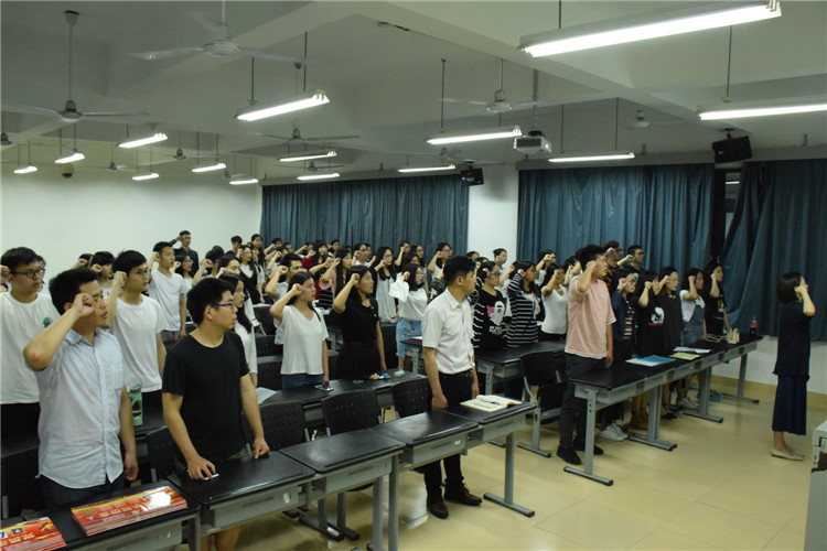 20170504国际商学系五四青年节举行预备党员入党宣誓仪式 (5).jpg