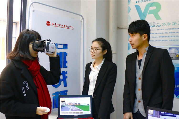 088-2前来观展的学生体验VR漫游系统.JPG