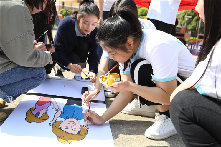 20180324大学生涂鸦易拉宝 李燕萍摄 (4).JPG