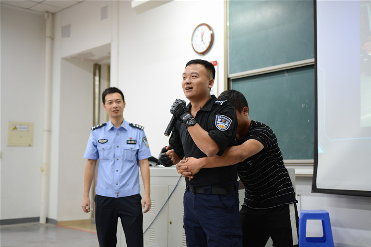 林城警官采用实战教学的方式示范防身术的运用 詹洋洋摄.JPG