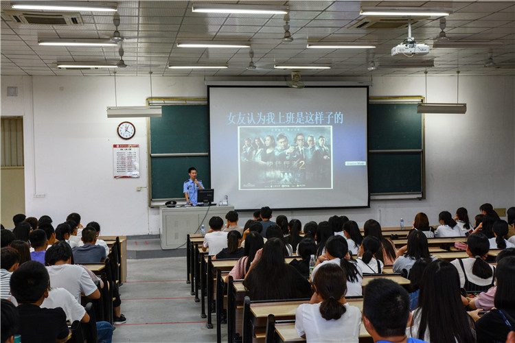 民警郑毅航正向同学们介绍人民警察不同的角色转换 詹洋洋摄.jpg