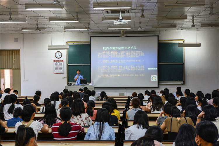 郑毅航向大家介绍校园诈骗案的危害 詹洋洋摄.JPG