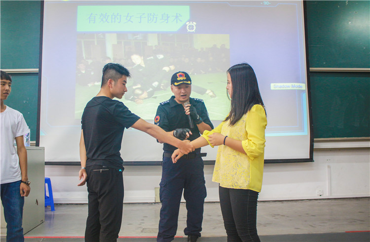 警官和学生互动,教授防身术技巧 黄慧钦摄.JPG