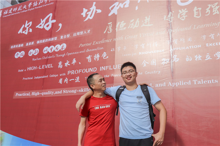 父亲看着自己的孩子脸上露出了笑容 黄津/摄