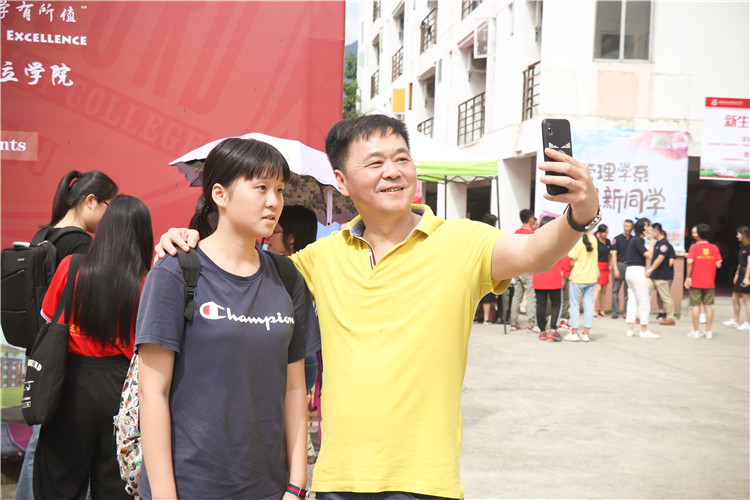 与女儿来张合影,记录她的成长 黄津/摄