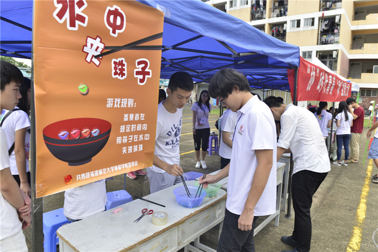 20161001游园会活动现场水中夹珠子 朱高航 (2).JPG
