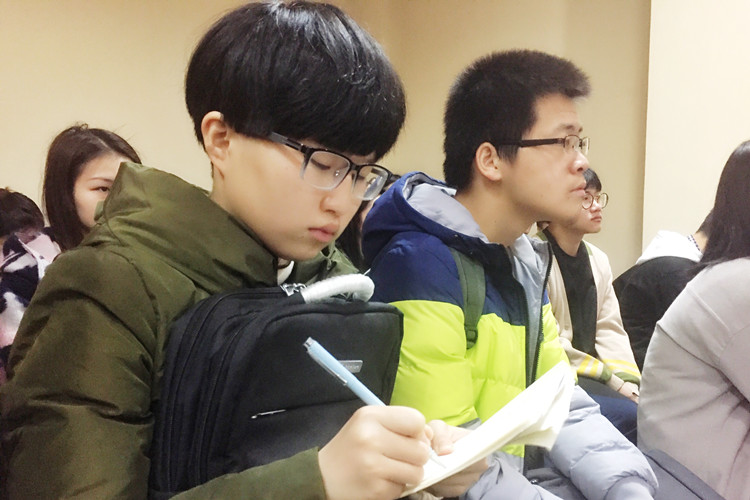20170305协和学院青年学生多种方式聚焦2017全国两会 (2)_副本.jpg