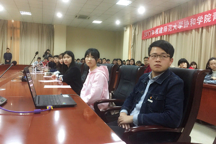 20170305协和学院青年学生多种方式聚焦2017全国两会 (5)_副本.jpg
