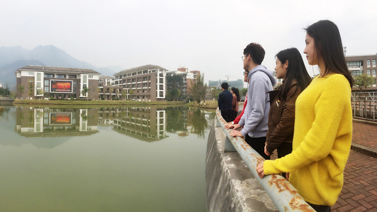 20170305协和学院青年学生多种方式聚焦2017全国两会 (1)_副本.jpg