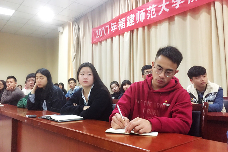 20170305协和学院青年学生多种方式聚焦2017全国两会 (7)_副本.jpg
