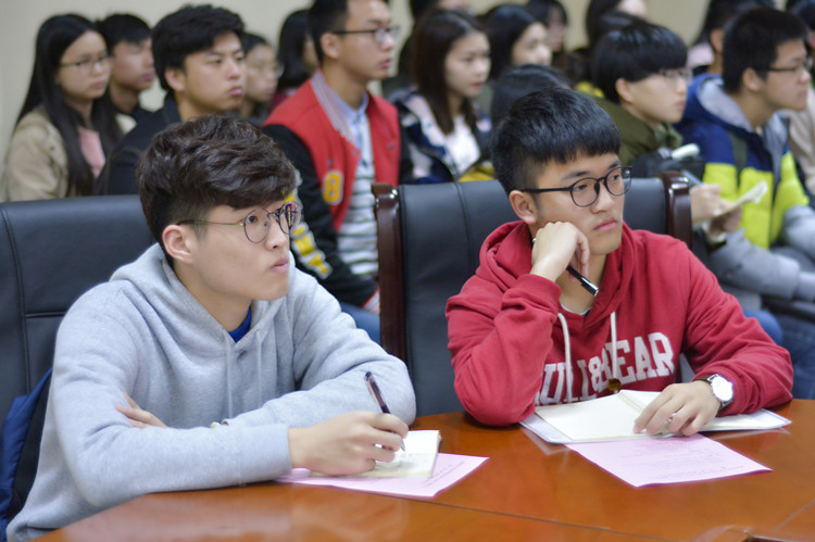 20170305协和学院青年学生多种方式聚焦2017全国两会 (3)_副本.jpg