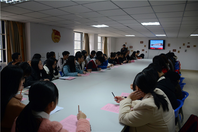 20160323我院青年学生认真学习两会精神 (2) - 副本.jpg
