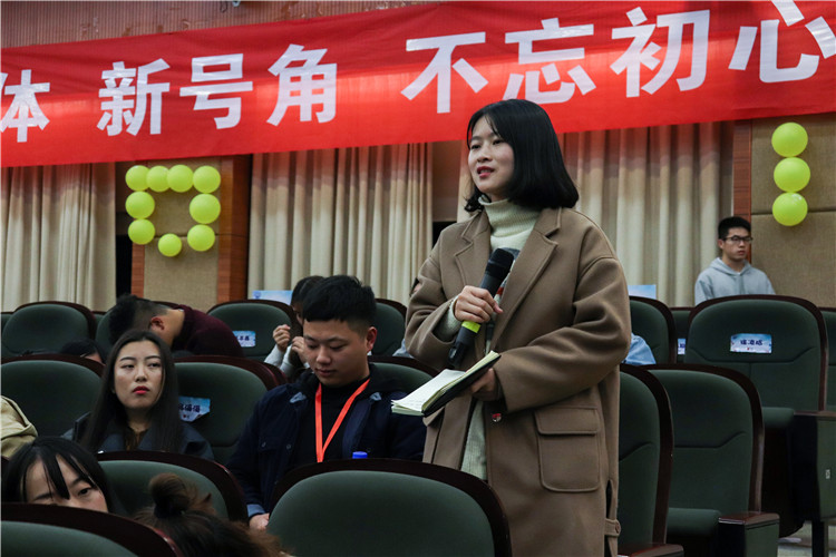 20171125福建警察学院欧阳婉如在提问 杨佳宜摄 (2).JPG