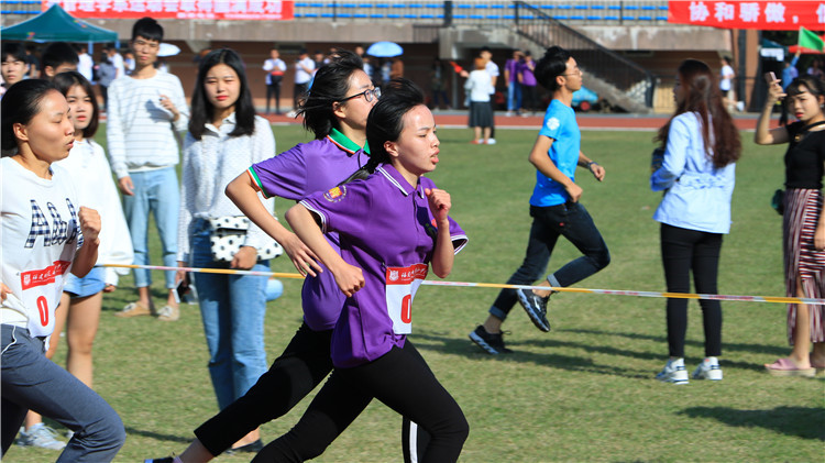张紫鑫在进行1500米决赛 王亭薇摄 (2).JPG