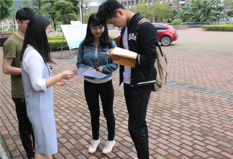 20170422树莓书廊 袁霞 【图书馆外向同学宣传扫码】.jpg