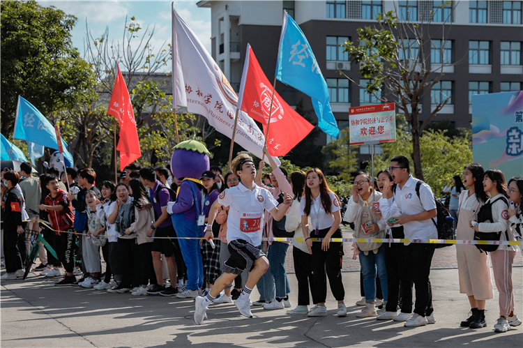 20201111 环校跑 经济与法学系运动员正在奔跑 鲁雅怡摄.jpg