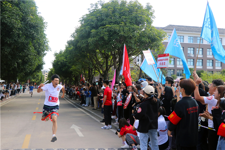 20201111 经济与法学系学子冲线时刻 李哲锐 摄.jpg