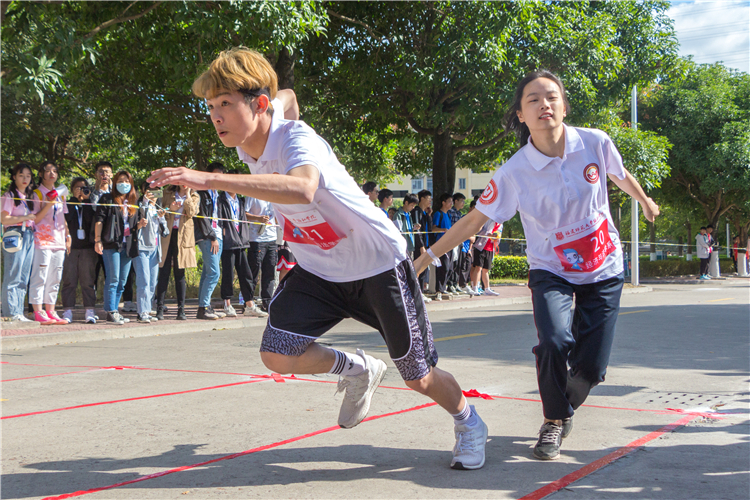 20201111环校跑经济与法学系第五接力棒黄月潭摄.jpg