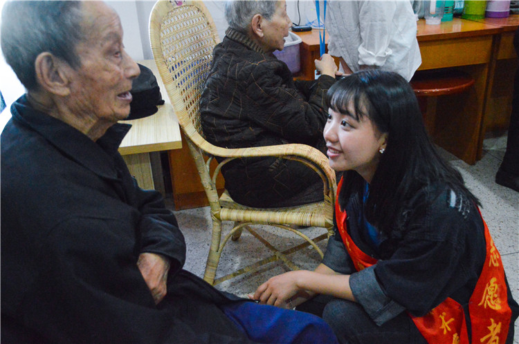 20180331 青年志愿者在与养老院的老人们交流 郑皓芳摄 (3).JPG