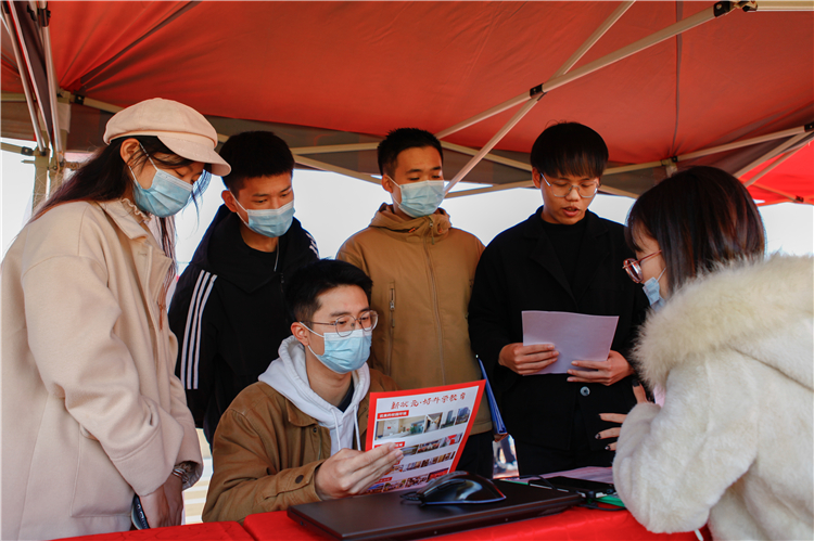20211204“好年华·聚福州”2022届毕业生校园招聘会 协和学子参与线下招聘会并进行咨询相关就业信息 刘梦卿摄 (4).jpg