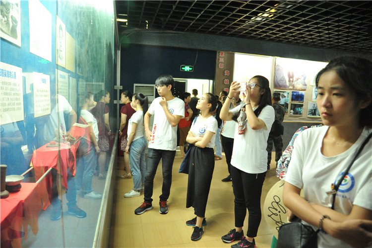 在林鸿生的带领下参观寡妇村展览馆 (1).jpg