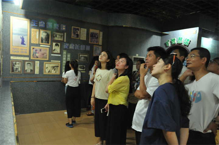 在林鸿生的带领下参观寡妇村展览馆 (2).jpg
