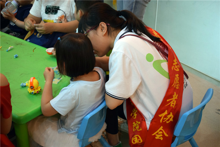 170601耐心地为小朋友讲解游戏 林春霞.jpg