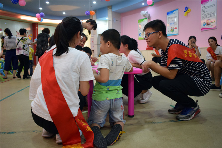 170601国商学子帮助小朋友写祝福语 林春霞.jpg