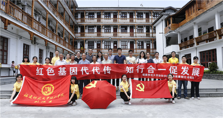 20160704外语系实践活动者与老党员们合影 朱高航 (2).jpg