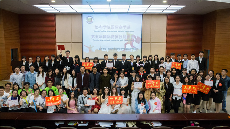 20160417秀英文 展才艺,国商学子化身大卖家 叶晓晖摄 (1).jpg