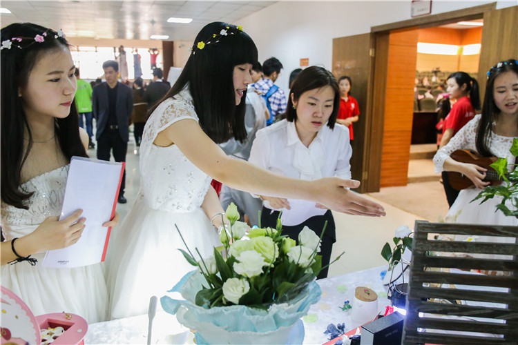 20160417秀英文 展才艺,国商学子化身大卖家 叶晓晖摄 (2).jpg