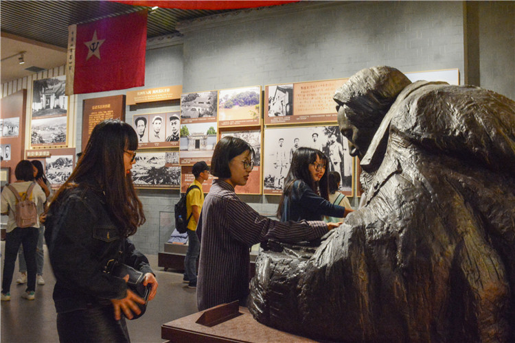 同学们在参观革命历史纪念馆 钟清羽.JPG